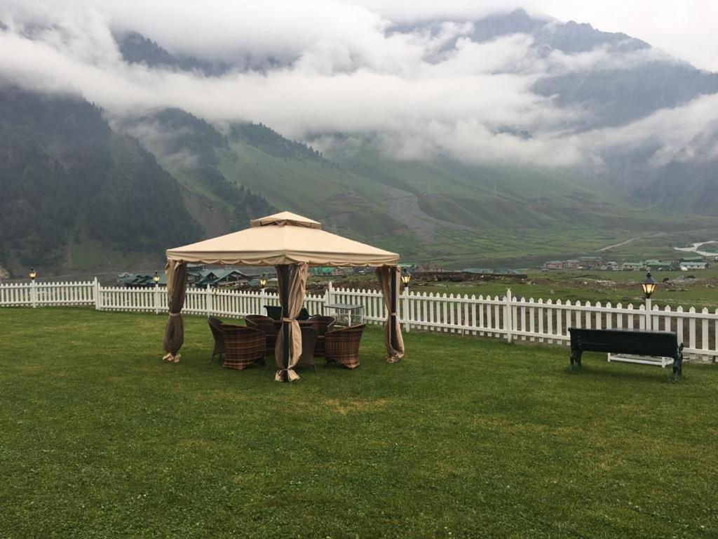 Hotel Golden Heritage Pahalgam Bagian luar foto